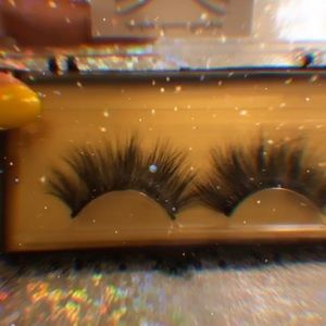 Lashing around boutique “The best Minks to blink”